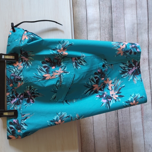 Volcom Board Shorts 28" waist/ Boys Sz 16 - Picture 6 of 6